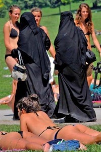 bikini_vs_burqa2