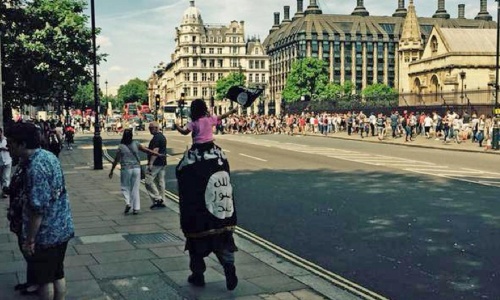 Britse moslims lopen gewoon met de ISIS vlag door London. En dan verbaasd zijn dat de Islam in een kwaad daglicht komt te staan?